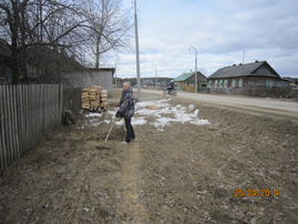 Девочки почистили территорию перед домом