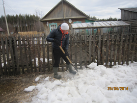 Дрова убрали, раскидали снег, чтобы быстрее таял