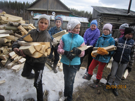 5 и 10 класс помогают Герасимовой Раисе Григорьевне - нашему старейшему фельдшеру.